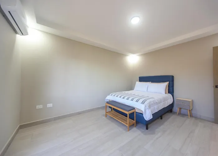 Tropical 4 Bedroom Master Bedroom With Ocean View & Shared Pool