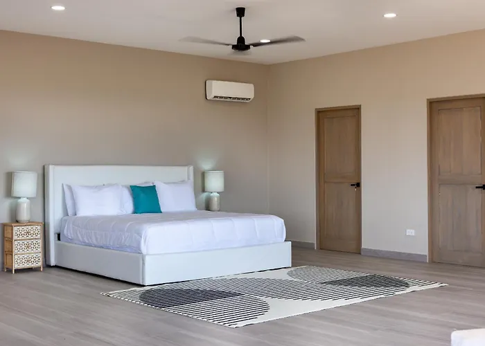Tropical 4 Bedroom Master Bedroom With Ocean View & Shared Pool Сasa de vacaciones