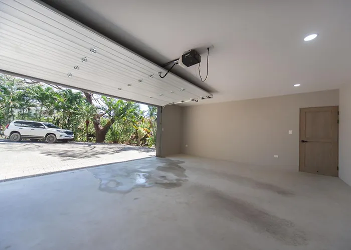 Tropical 4 Bedroom Master Bedroom With Ocean View & Shared Pool Сasa de vacaciones *