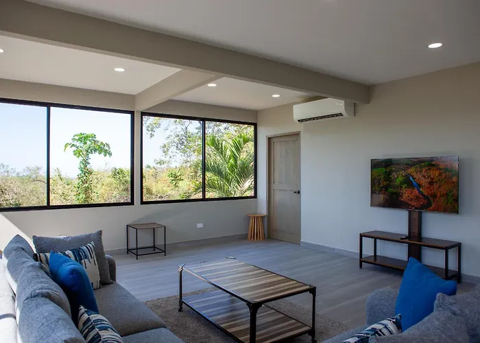 Tropical 4 Bedroom Master Bedroom With Ocean View & Shared Pool *