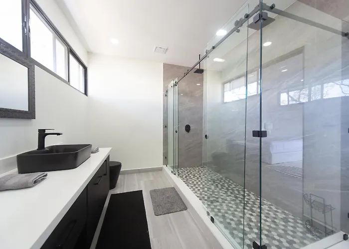 Сasa de vacaciones Tropical 4 Bedroom Master Bedroom With Ocean View & Shared Pool *