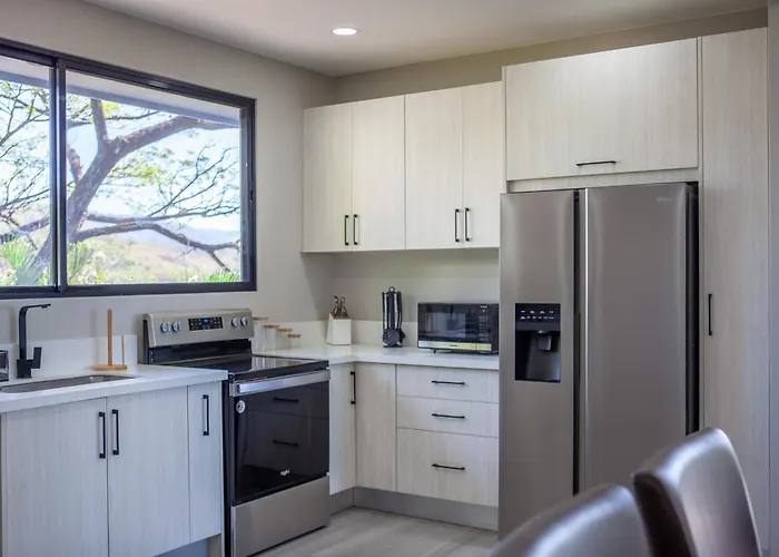 Tropical 4 Bedroom Master Bedroom With Ocean View & Shared Pool Nicoya